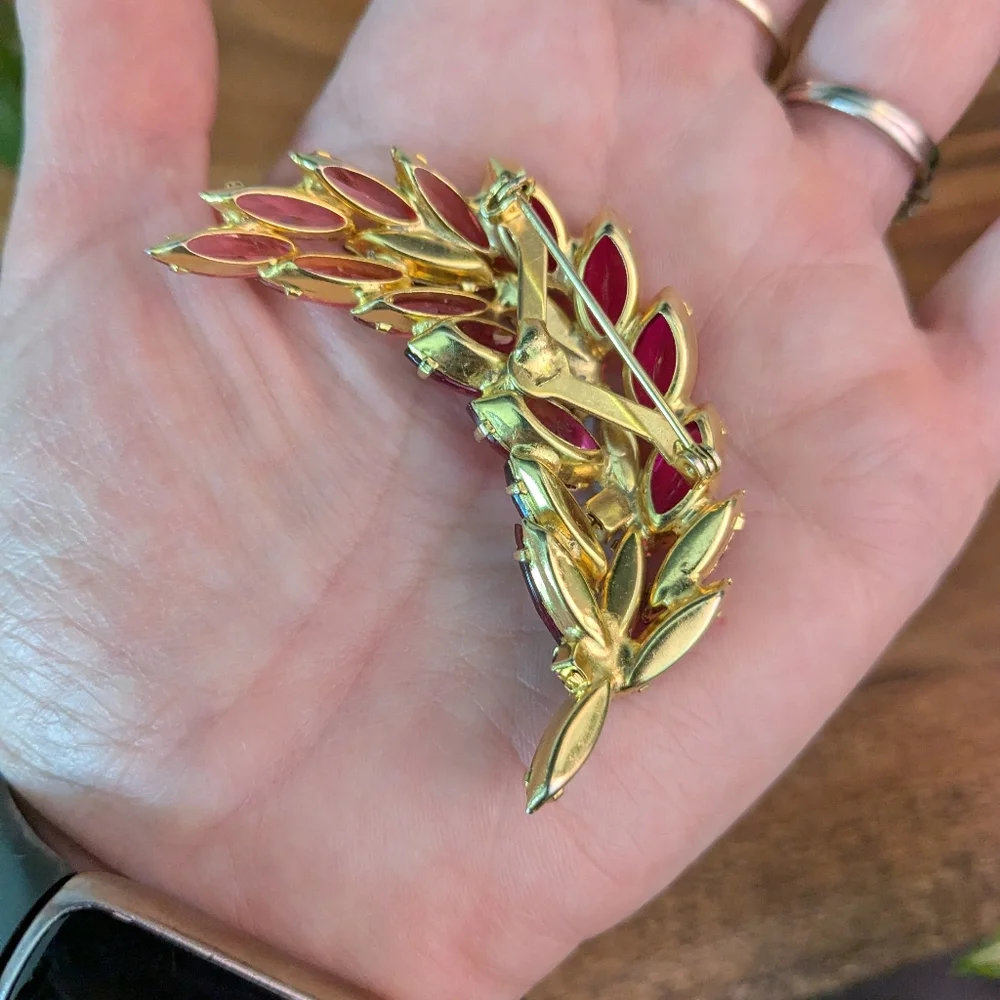 Vintage 60's Elegant Pink and Gold Women's Jewelry Brooch Clips Set - Picture 8 of 13
